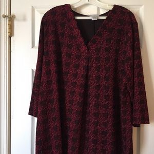 Red/black patterned top with 3/4 sleeves